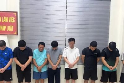 2 cán bộ, giảng viên Trường Đại học Ngoại thương tiếp tay đường dây bán gần 1.500 bằng giả