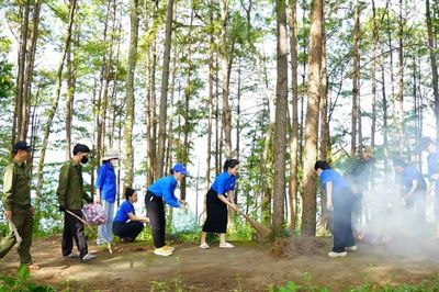 Xã Biển Hồ ra quân tổng vệ sinh, chỉnh trang cảnh quan trước mùa lễ hội
