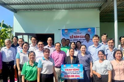 An Nhơn Bắc bàn giao 2 nhà Đại đoàn kết cho hộ cận nghèo