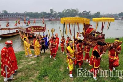 Tục lấy “nước thiêng” nơi ngã ba Hạc