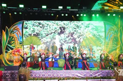 Rộn ràng Liên hoan nghệ thuật quần chúng và Ngày hội cốm Khẩu Nua Pái
