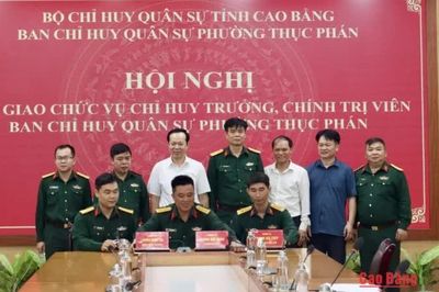 Bàn giao chức vụ Chỉ huy trưởng, Chính trị viên Ban Chỉ huy Quân sự phường Thục Phán