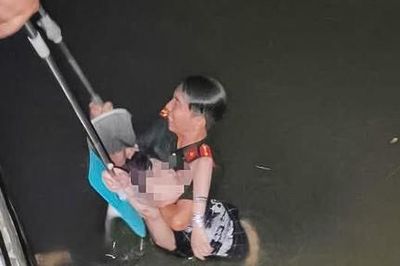 Cán bộ Công an phường Ninh Kiều nhảy xuống rạch trong đêm cứu cô gái