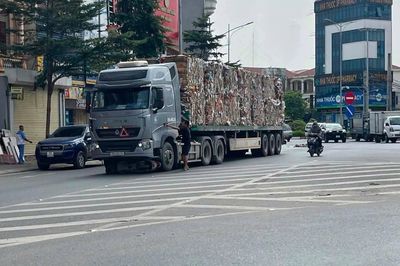 Mẹ tử vong, con nhỏ bị thương sau va chạm xe đầu kéo ở Hưng Yên