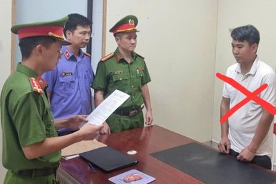 Khởi tố tài xế xe tải leo vỉa hè, bỏ chạy khi CSGT yêu cầu dừng xe
