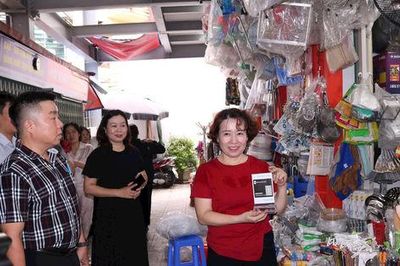 Chợ truyền thống trong cuộc đua chuyển đổi số: Làm gì để không mất khách?