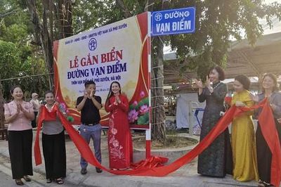 Phú Xuyên: Gắn biển tên đường và ra mắt tuyến phố đảm bảo an toàn thực phẩm