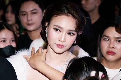 Quốc Anh căng thẳng khi đóng cảnh 18+ với Ninh Dương Lan Ngọc