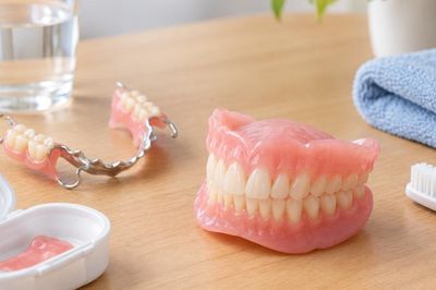 Hàm giả gây đau lợi, có nên cố đeo cho quen?