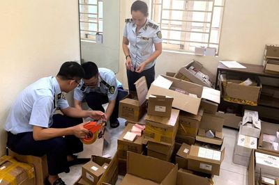 Tiêu hủy hơn 1.000 sản phẩm mỹ phẩm, kem nền, phấn má hồng không rõ nguồn gốc