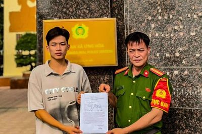Chàng sinh viên năm thứ nhất rời giảng đường tình nguyện tham gia nghĩa vụ Công an nhân dân
