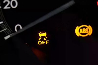 Xe sẽ bị trượt đăng kiểm nếu hiển thị đèn vàng báo lỗi hệ thống ABS