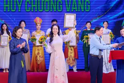 Nhật Kim Anh nhận huy chương Vàng với vai Thắm trong 'Cuốn truyện bị đốt'