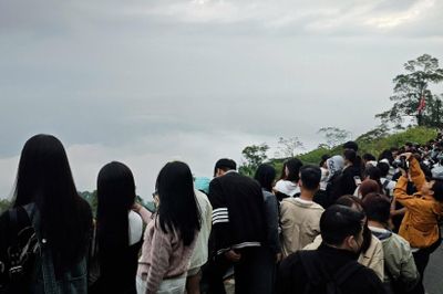 Đông nghịt người xếp hàng 'săn mây' Ba Vì