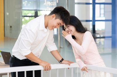 Cha mẹ cần làm gì khi con bắt đầu biết yêu?