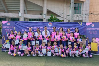 32 hướng dẫn viên hoàn thành khóa đào tạo bóng đá cộng đồng Magic Moves 2026