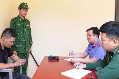 Bắt giữ 2 đối tượng tổ chức cho người khác xuất cảnh trái phép