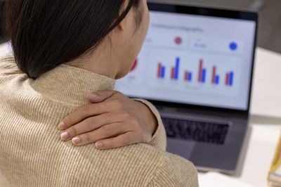 Khi vai phát ra tiếng 'bục'