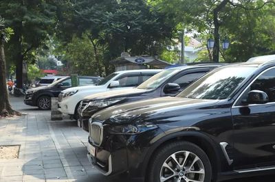 Giá gửi ô tô tăng, người dân nội đô Hà Nội xoay sở tìm chỗ đỗ xe