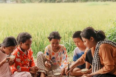 Phúc Anh mang văn hóa Khmer lên MV 'Mẹ Cò'