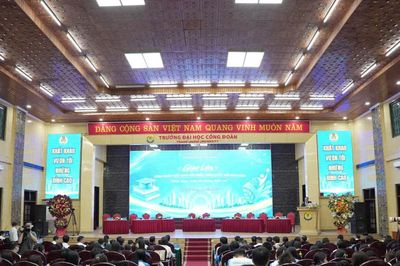 Giao lưu Công nhân Việt Nam tiêu biểu toàn quốc với sinh viên Trường Đại học Công đoàn