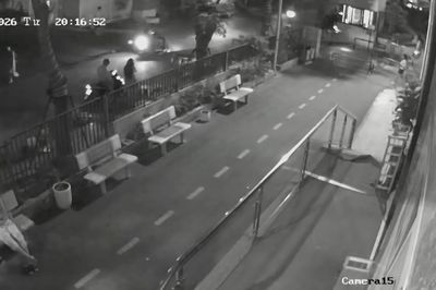 Từ Liêm (Hà Nội): Người phụ nữ bị lừa mất điện thoại khi giúp đỡ người lạ