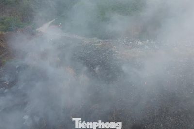 Bãi rác âm ỉ cháy gần một tháng, người dân Thái Nguyên khổ sở vì khói độc