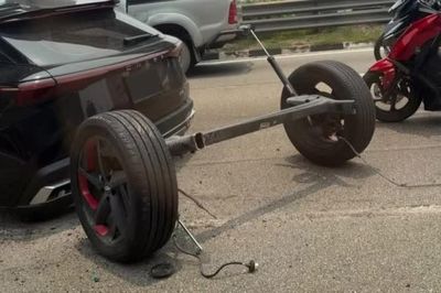 Hãng xe xin lỗi về sự cố SUV rơi trục bánh sau trên đường