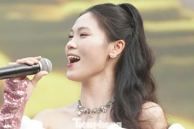 Ca sĩ Thúy Hằng thổi bùng không khí lễ hội bên hồ Thiền Quang