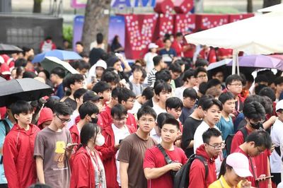 Hàng nghìn sinh viên đổ về phố Trần Nhân Tông check-in Sóng Festival