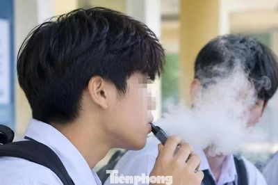 Học sinh hút thuốc lá điện tử: Từ tò mò dùng thử đến thói quen khó bỏ