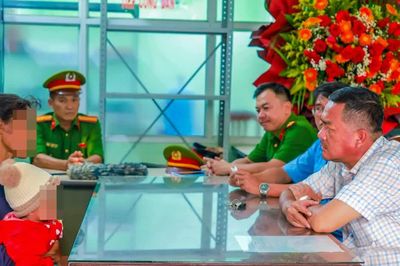 Người phụ nữ bế con riêng của người tình ăn xin trên phố