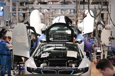 BMW đền bù gần 19 tỷ đồng, nhân viên tranh nhau nghỉ việc đến sập hệ thống