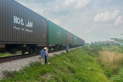 Chạy xe máy băng qua đường sắt, người phụ nữ bị tàu tông tử vong