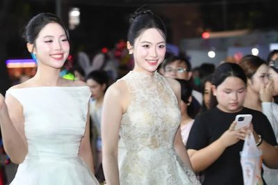 Á hậu Châu Anh, Vân Nhi cùng dàn người đẹp khuấy động phố đi bộ