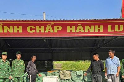 11 người vận chuyển hơn 6 tấn thực phẩm qua biên giới, một số thùng bốc mùi hôi thối