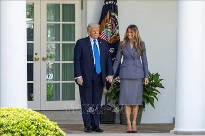 Bầu cử Mỹ: Tổng thống Donald Trump bỏ phiếu sớm tại Florida