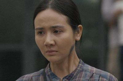 Mỹ nhân 'phim giờ vàng' lột xác khó tin: Ngoài đời sang chảnh, lên phim gầy gò, khắc khổ