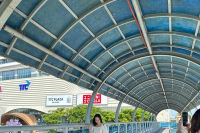 Nhịp cầu nối đôi bờ phố