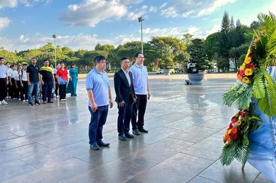 Trung tâm Võ thuật cổ truyền Bình Định dâng hoa, dâng hương Chủ tịch Hồ Chí Minh