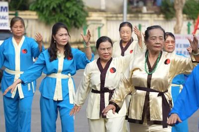 Phụ nữ trung niên tự tin làm mới mình mỗi ngày