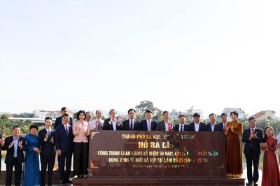 Lãnh đạo tỉnh Lâm Đồng và TP Hà Nội trồng cây lưu niệm, gắn biển công trình kỷ niệm 50 năm Vùng kinh tế mới Hà Nội tại Lâm Đồng