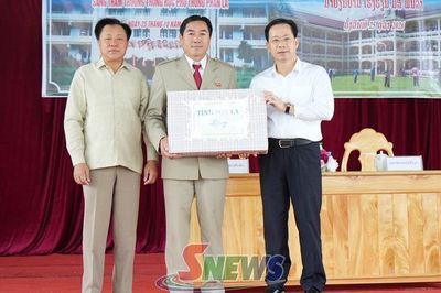 Đoàn đại biểu cấp cao tỉnh Sơn La thăm, tặng quà Trường THPT Phăn La, tỉnh Hủa Phăn