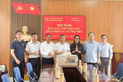 Báo và phát thanh, truyền hình Tuyên Quang trao tặng camera cho xã Lũng Cú