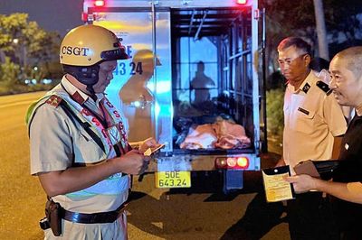 Lực lượng Cảnh sát giao (Công an Thành phố Hồ Chí Minh) phát hiện 3 ô tô chở thịt không có giấy kiểm dịch