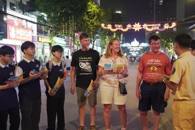 Đa dạng hình thức tuyên truyền an toàn giao thông cho người nước ngoài