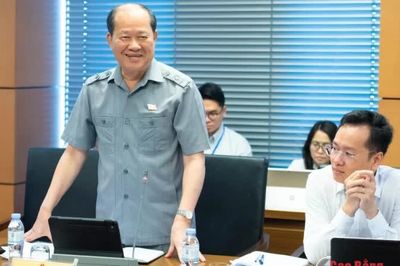 Đại biểu Quốc hội tỉnh góp ý hoàn thiện các dự án luật ngày 24/10