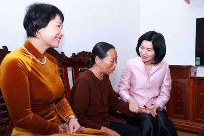 Đoàn công tác thành phố Hà Nội tặng quà các hộ gia đình có hoàn cảnh khó khăn tại tỉnh Lâm Đồng