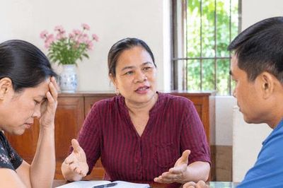 Hoà giải viên kiên trì gỡ mâu thuẫn gia đình