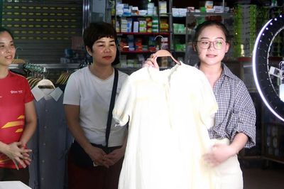 Chợ truyền thống vắng khách, tiểu thương lên mạng tìm người mua